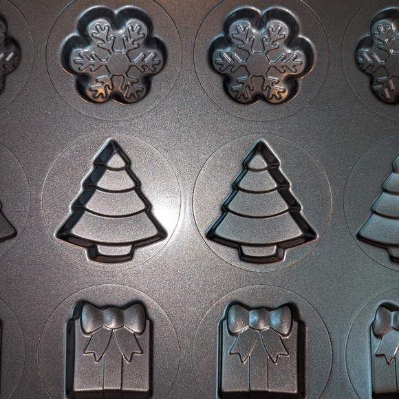 Wilton Non-Stick Holiday Cookie Sheet Tray - Picture 6 of 8